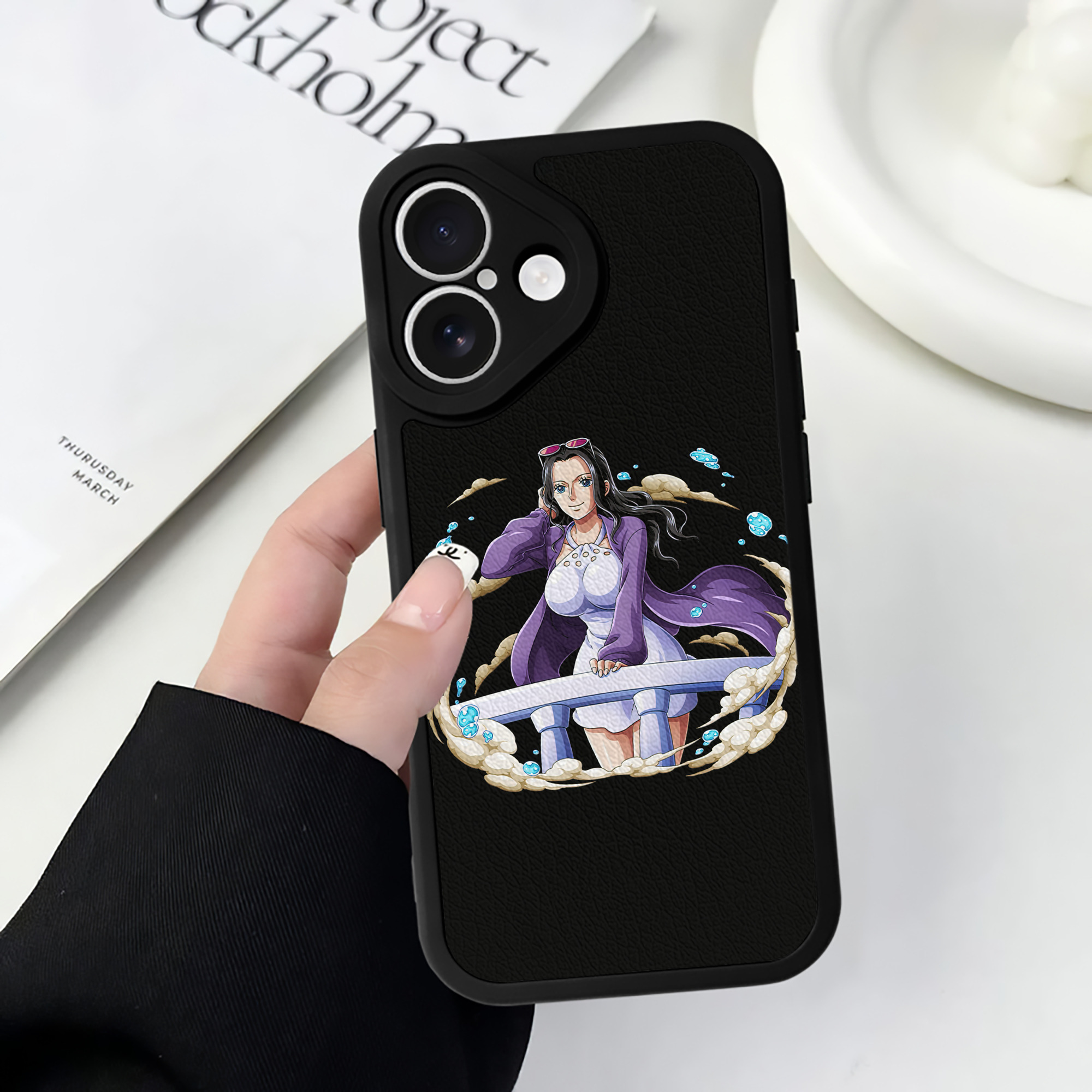 （画像用） ワンピース ニコ・ロビン ONE PIECE Nico Robin 【iPhone 16シリーズ対応】シリコンスマホケース（レザー調） 材質：シリコン